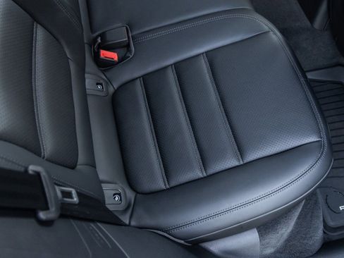 Certified 2025 Porsche Macan image 39