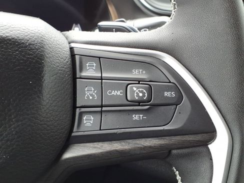 Certified 2025 Jeep Grand Cherokee Limited image 28