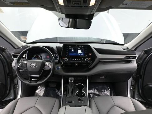 Used 2021 Toyota Highlander XLE image 25
