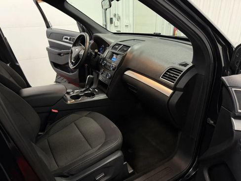 Used 2017 Ford Explorer XLT AWD/4WD image 45