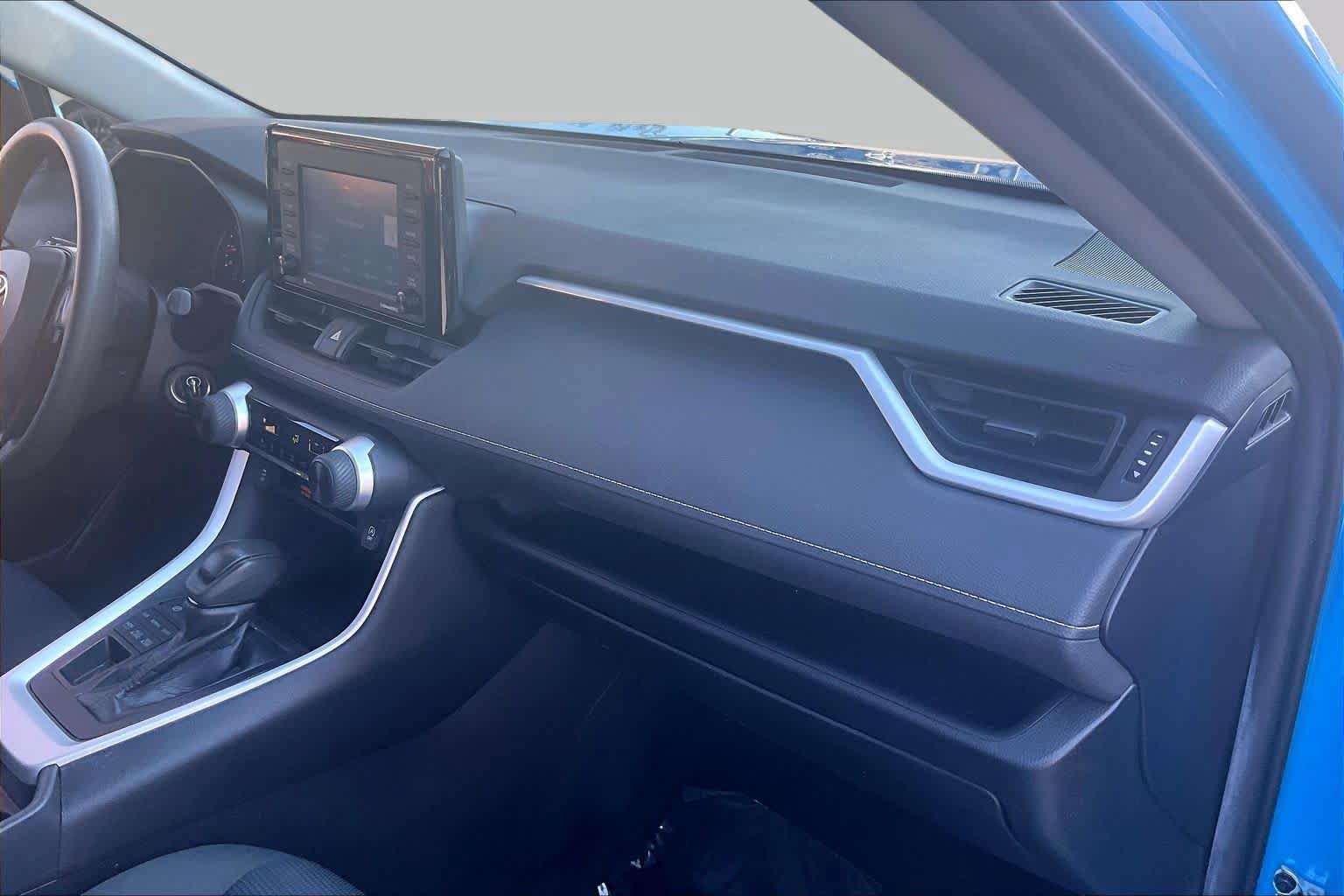 Used 2020 Toyota RAV4 LE w/ Carpet Mat Package AWD/4WD image 18