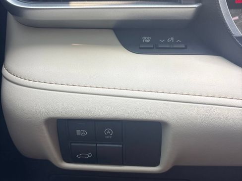 Used 2023 Toyota Highlander XLE AWD/4WD image 27