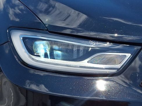 Used 2025 Chrysler Pacifica Limited FWD image 9