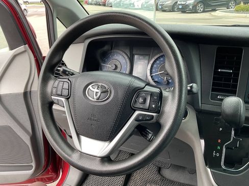 Used 2020 Toyota Sienna LE w/ LE Preferred Package FWD image 18