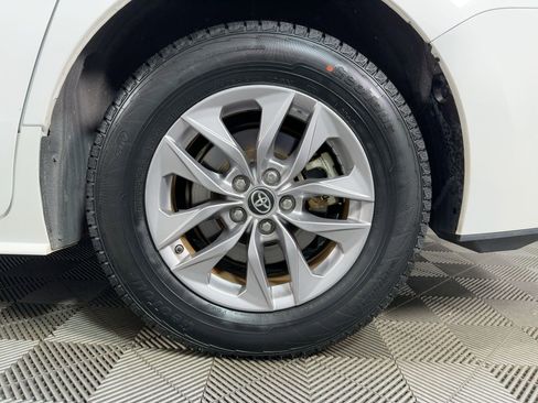 Used 2024 Toyota Sienna LE image 9