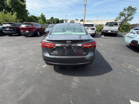 Used 2018 Toyota Avalon XLE Premium FWD image 2