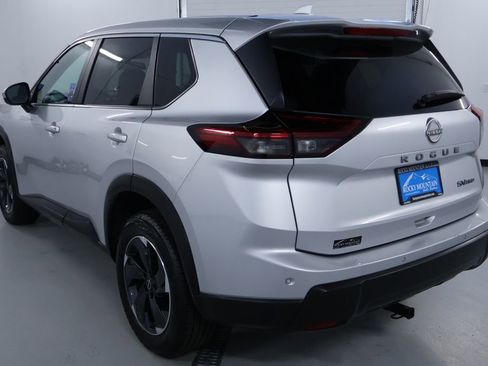 Used 2024 Nissan Rogue SV image 5