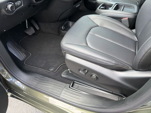 New 2027 Chrysler Pacifica Select FWD image 14