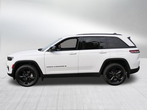 Used 2023 Jeep Grand Cherokee Limited w/ Luxury Tech Group II AWD/4WD image 4