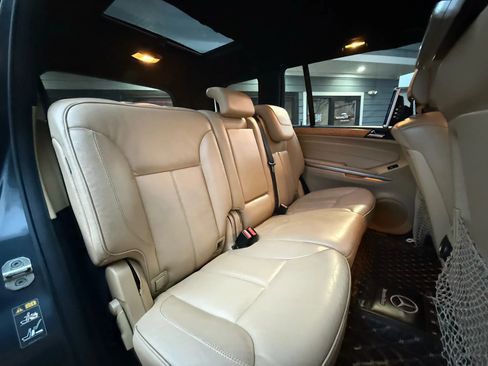 Used 2012 Mercedes-Benz GL 550 4MATIC image 26