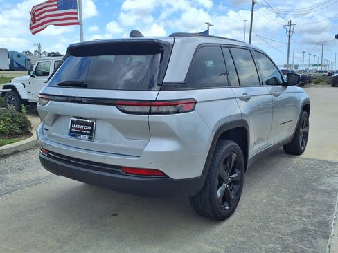 Used 2025 Jeep Grand Cherokee Altitude AWD/4WD image 4