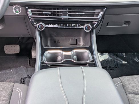 Used 2025 Chevrolet Traverse LT FWD image 21
