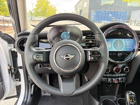 Used 2024 MINI Cooper 4-Door Hardtop FWD image 18