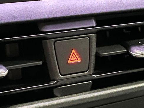 New 2025 Volkswagen Tiguan SE image 10