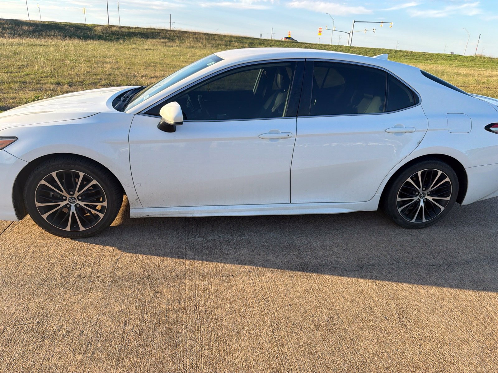 Used 2019 Toyota Camry SE FWD image 1
