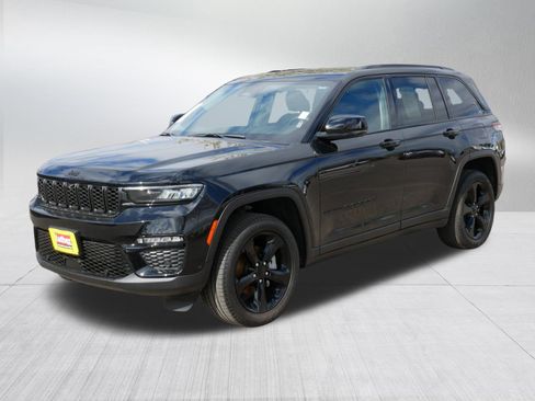 Used 2023 Jeep Grand Cherokee Limited w/ Luxury Tech Group II AWD/4WD image 3