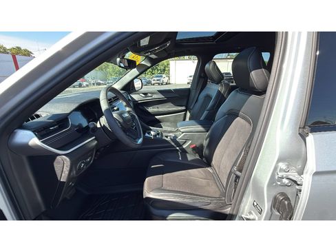 Used 2024 Jeep Grand Cherokee Altitude AWD/4WD image 30