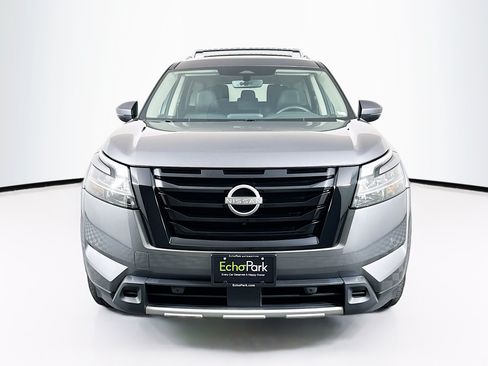 Used 2024 Nissan Pathfinder SL w/ Black Appearance Package AWD/4WD image 2