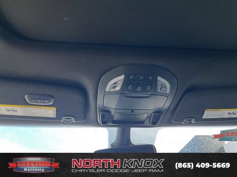 Used 2025 Chrysler Pacifica Limited FWD image 12