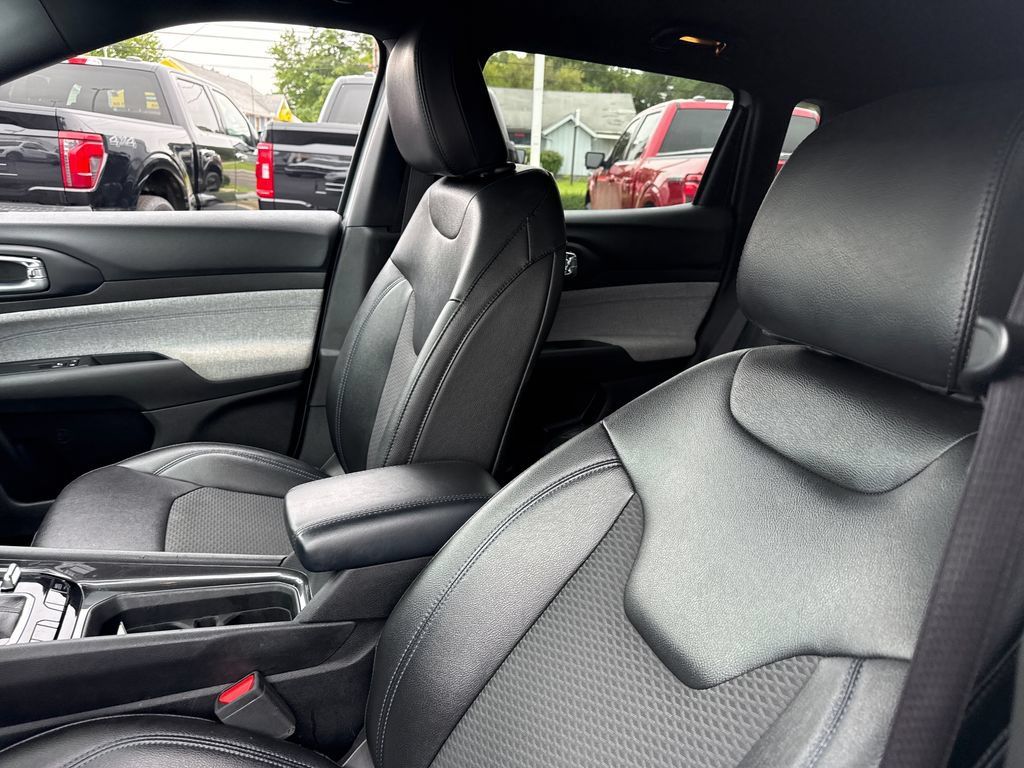 Used 2024 Jeep Compass Latitude AWD/4WD image 23