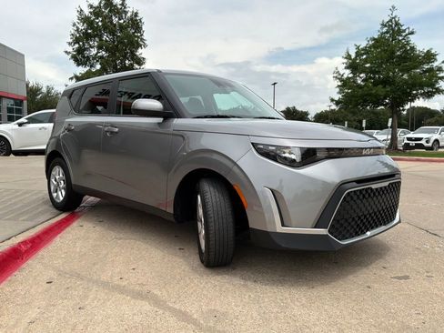 Used 2025 Kia Soul LX w/ LX Technology Package FWD image 4