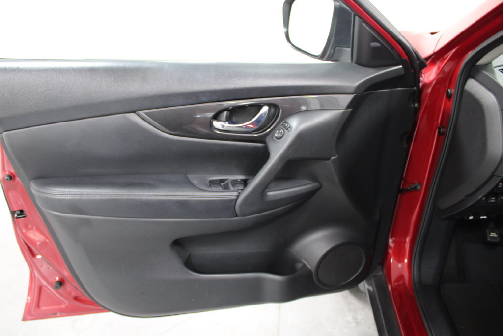 Used 2017 Nissan Rogue SV w/ SV Premium Package AWD/4WD image 17