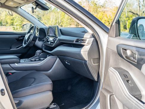 Used 2024 Toyota Highlander LE image 12