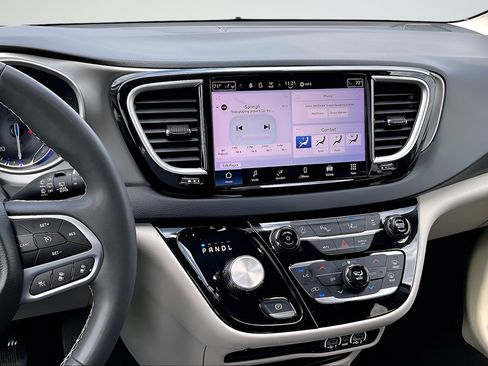 Certified 2023 Chrysler Pacifica Touring-L FWD image 9