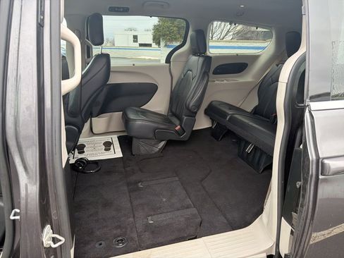 Used 2018 Chrysler Pacifica Touring-L w/ Advanced Safetytec Group image 20