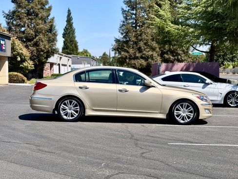 Used 2012 Hyundai Genesis 3.8 w/ Premium Pkg RWD image 2