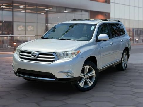 Used 2012 Toyota Highlander Limited w/ Tow Pkg FWD image 2