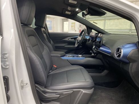 Used 2025 Chevrolet Equinox EV LT w/ Convenience Package image 18