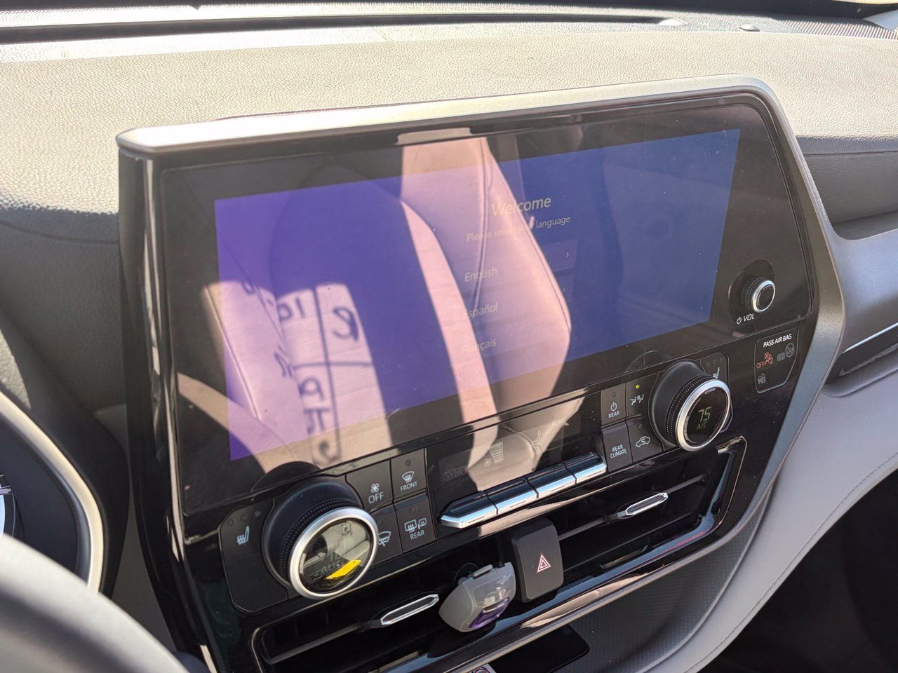 Used 2025 Toyota Highlander XLE FWD image 11