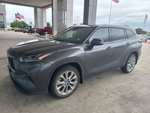 Used 2024 Toyota Highlander Limited image 1