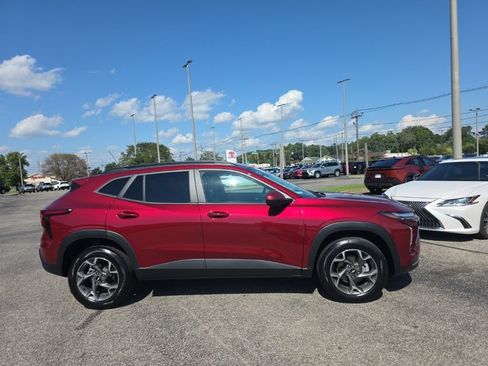 Used 2025 Chevrolet Trax LT FWD image 3