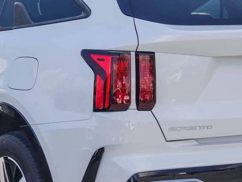 Certified 2023 Kia Sorento S w/ Panoramic Sunroof Package image 7