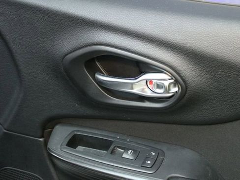 Used 2017 Jeep Cherokee Altitude image 9