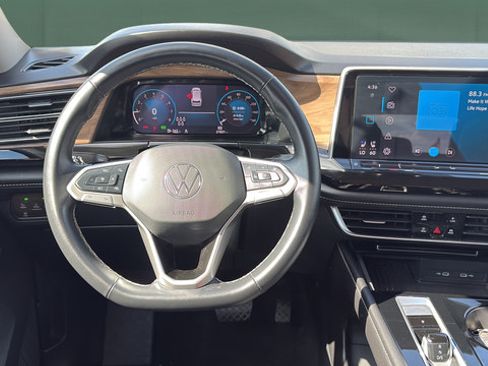 Used 2025 Volkswagen Atlas SE AWD/4WD image 25
