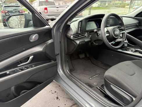 Certified 2025 Hyundai Elantra SE image 12