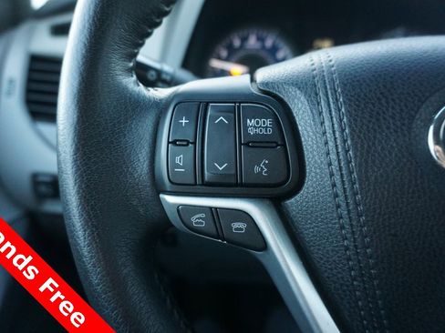 Used 2017 Toyota Sienna XLE image 4