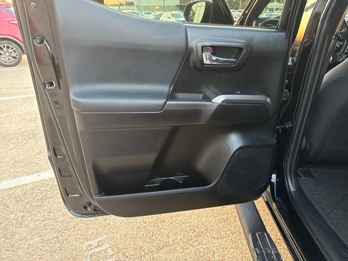 Used 2022 Toyota Tacoma TRD Off-Road image 24