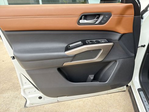 Used 2023 Nissan Pathfinder Platinum image 2