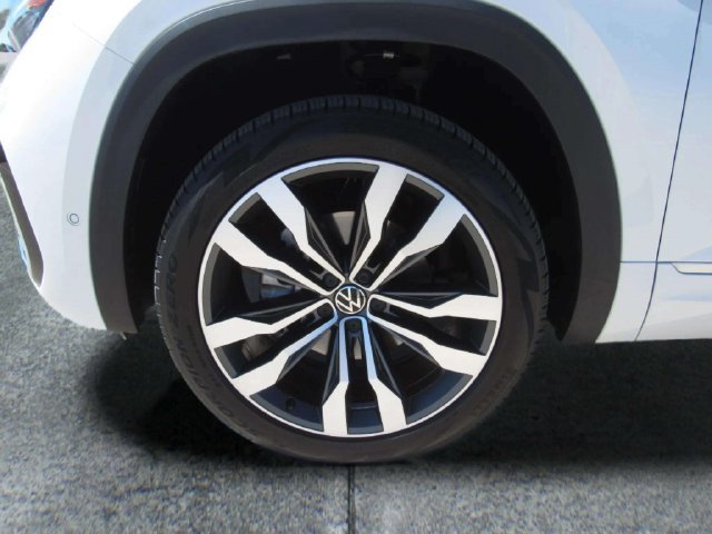 Used 2023 Volkswagen Atlas Cross Sport SEL Premium R-Line AWD/4WD image 4