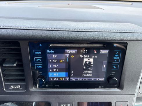Used 2016 Toyota Sienna SE Premium FWD image 23