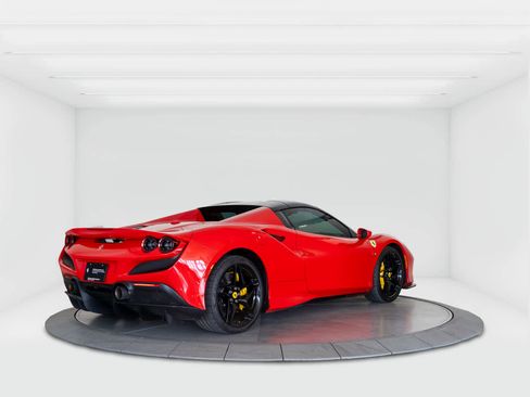 Certified 2022 Ferrari F8 Tributo image 5