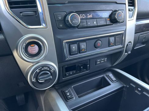 Used 2019 Nissan Titan SV w/ SV Convenience Package AWD/4WD image 9
