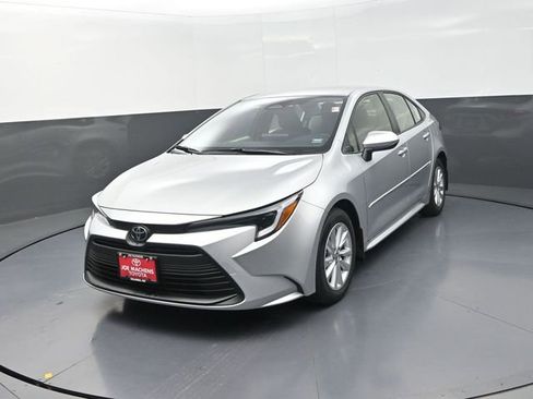 Used 2026 Toyota Corolla LE FWD image 7