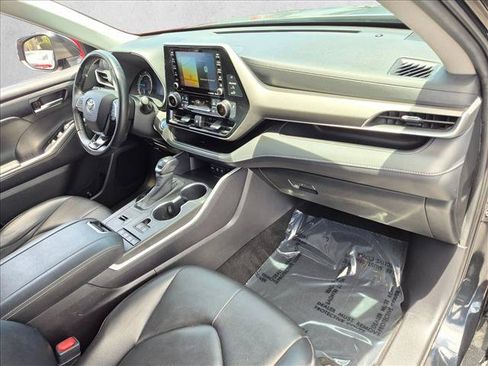 Used 2020 Toyota Highlander XLE AWD/4WD image 20