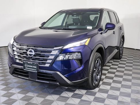 Used 2024 Nissan Rogue SV image 3