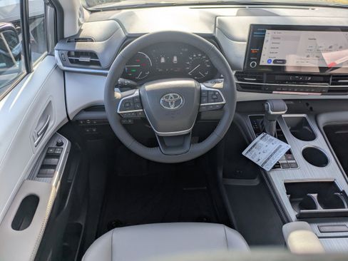 New 2026 Toyota Sienna XLE FWD image 19